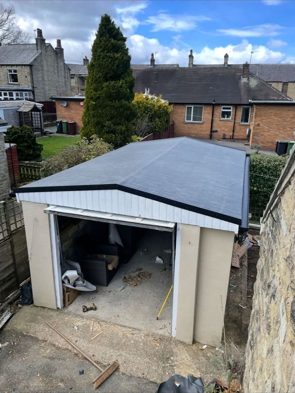 Garage with its new roof